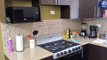 Microondas, horno, parrilla de estufa y lavavajillas