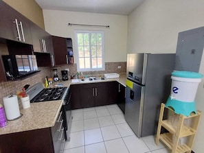 Een microgolfoven, een oven, een kookplaat, een vaatwasser