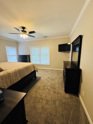 5 bedrooms, internet, bed sheets