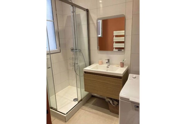 Een douche, handdoeken, toiletpapier