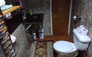 Douche, sĂšche-cheveux, serviettes fournies, savon