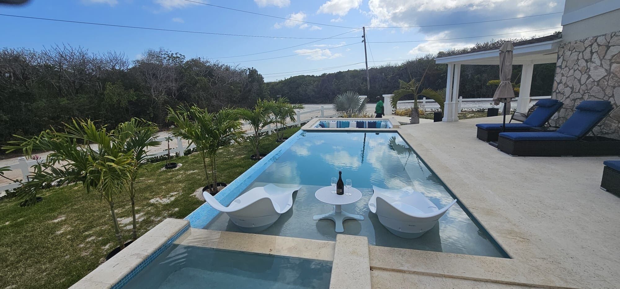 Una piscina al aire libre, una piscina climatizada
