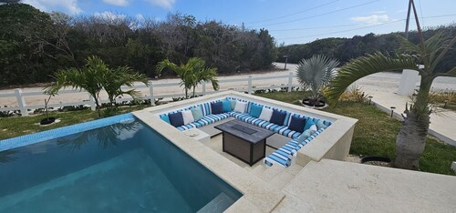 Porpoise Paradise Luxury Villa, 8 minutes walk to beach.