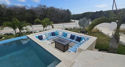 Porpoise Paradise Luxury Villa, 8 minutes walk to beach.