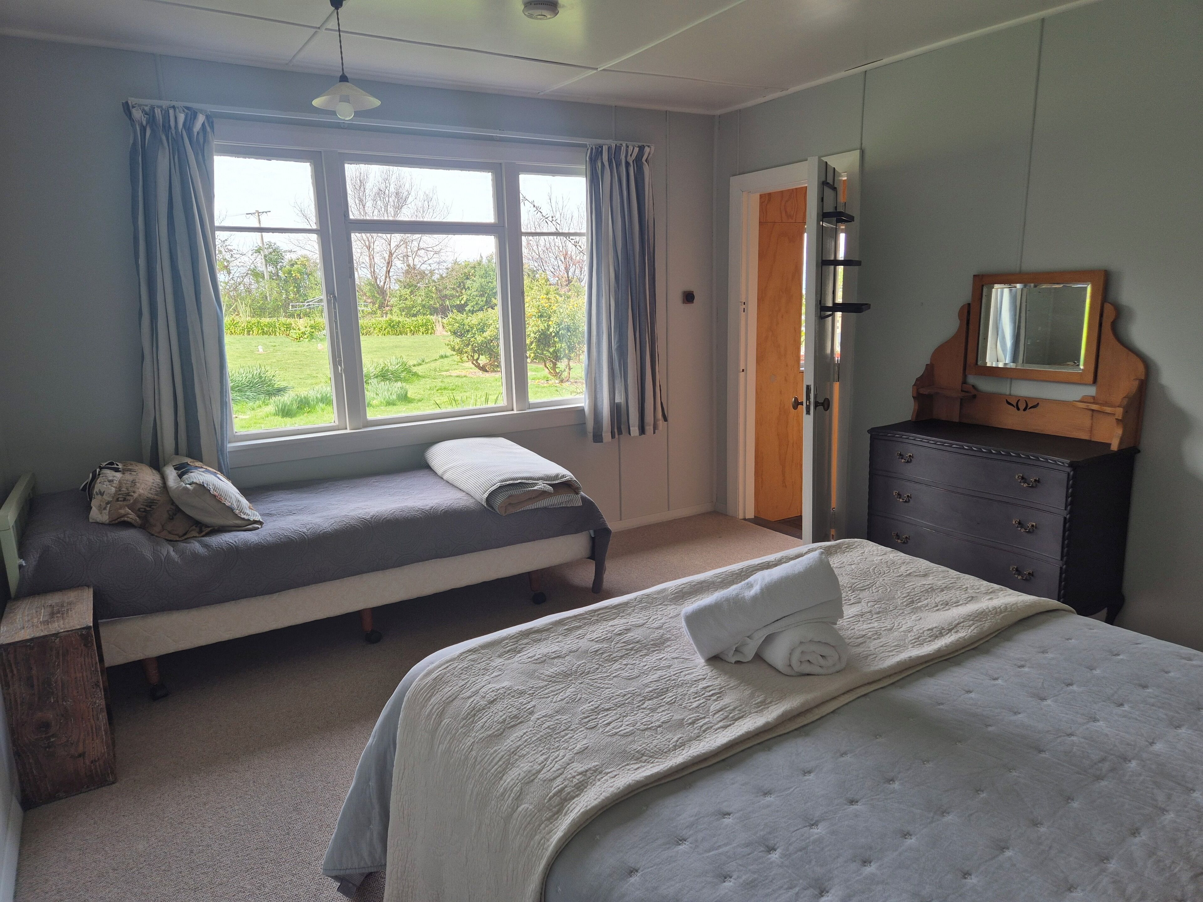 Silitysrauta/-lauta, Wi-Fi, vuodevaatteet