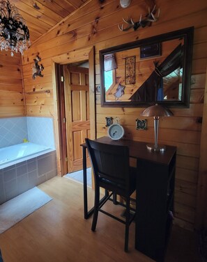 2 habitaciones, escritorio y tabla de planchar con plancha 