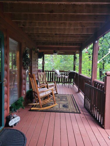 The Cozy Cub is a cozy 2-bedroom secluded cabin in charming Sevierville