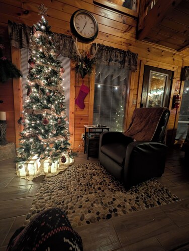The Cozy Cub is a cozy 2-bedroom secluded cabin in charming Sevierville