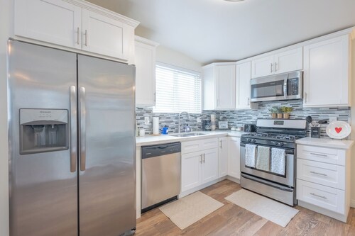 Golden Hill 3BR • Sleeps 8 • Near Zoo & Downtown