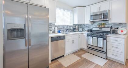 Golden Hill 3BR • Sleeps 8 • Near Zoo & Downtown