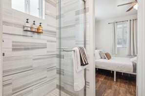 Douche, séchoir à cheveux, serviettes fournies, savon