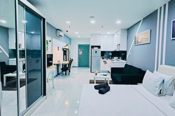 Deluxe Studio, Balcony, City View | Private kitchen | Full-size fridge, microwave, stovetop, cookware/dishes/utensils