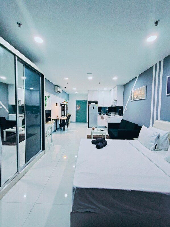 Deluxe Studio, Balcony, City View | Private kitchen