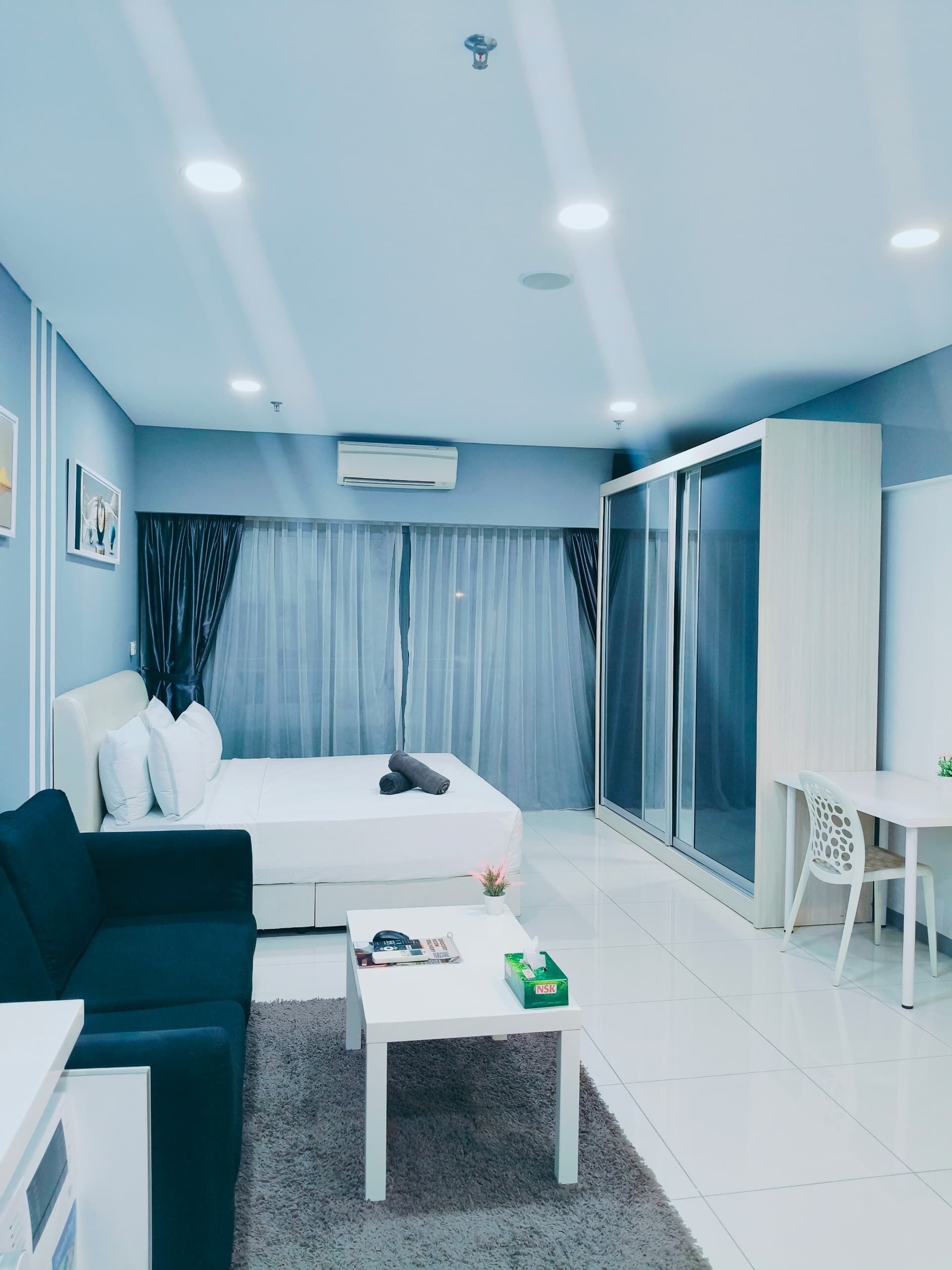 Studio – deluxe, balkong, byutsikt | Skrivebord, skrivebord for bærbar PC, lydisolert og strykejern/-brett