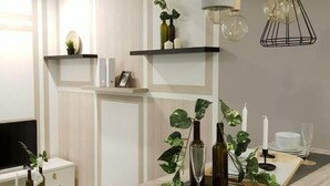 Een moderne keuken met een houten kookeiland, hanglampen en een ingebouwde televisie.