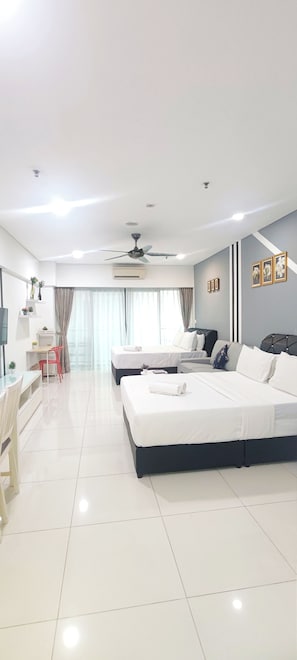 Une chambre d’hôtel moderne avec deux lits, un bureau et une chaise.