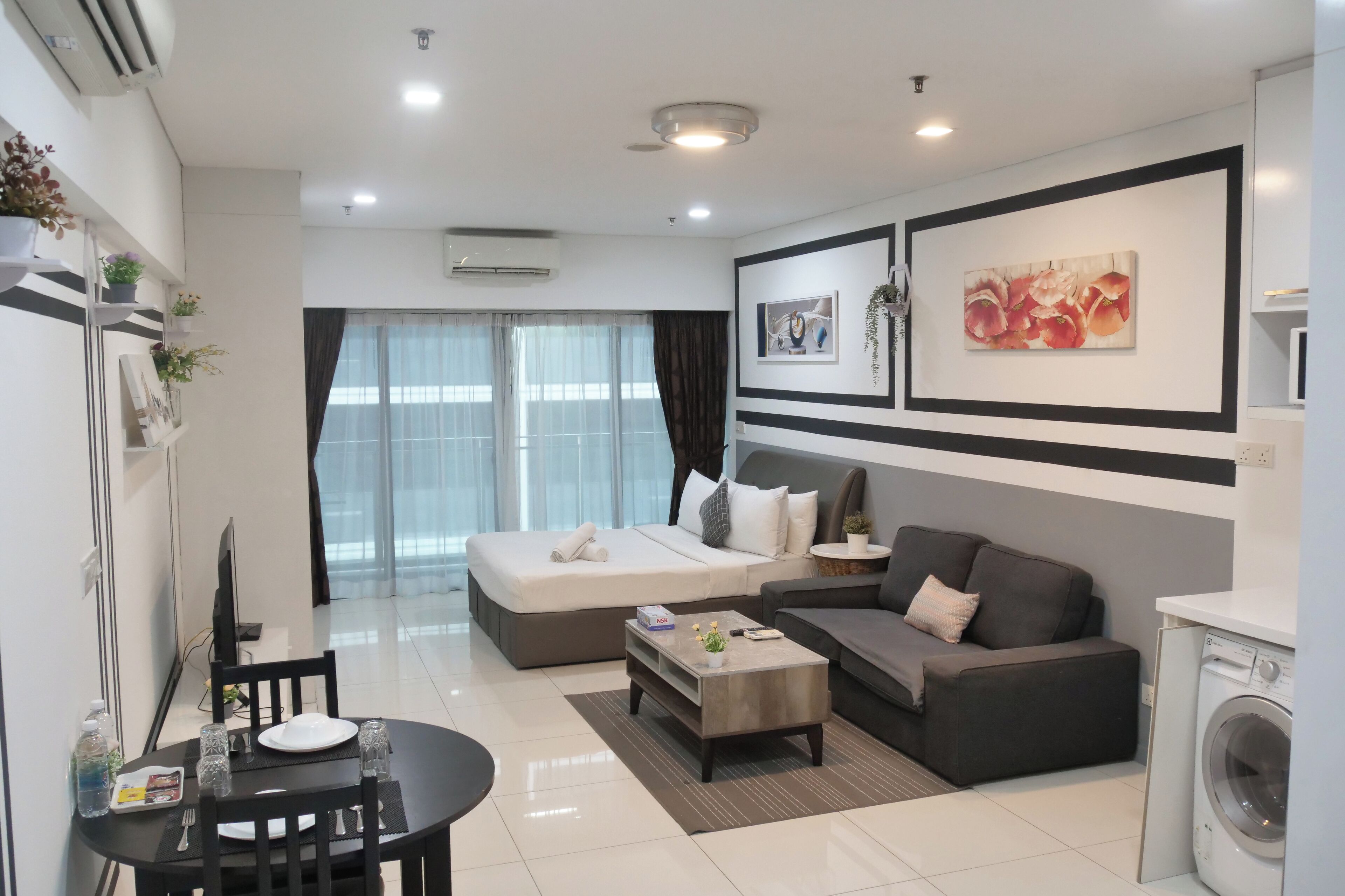 Deluxe Studio, Balcony, City View | Desk, laptop workspace, soundproofing, iron/ironing board