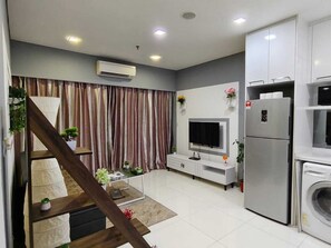 สแตนดาร์ดอพาร์ทเมนท์, ระเบียง, วิวเมือง | โต๊ะทำงาน, พื้นที่ทำงานแบบใช้แล็ปท็อป, ห้องเก็บเสียง, เตารีด/โต๊ะรีดผ้า
