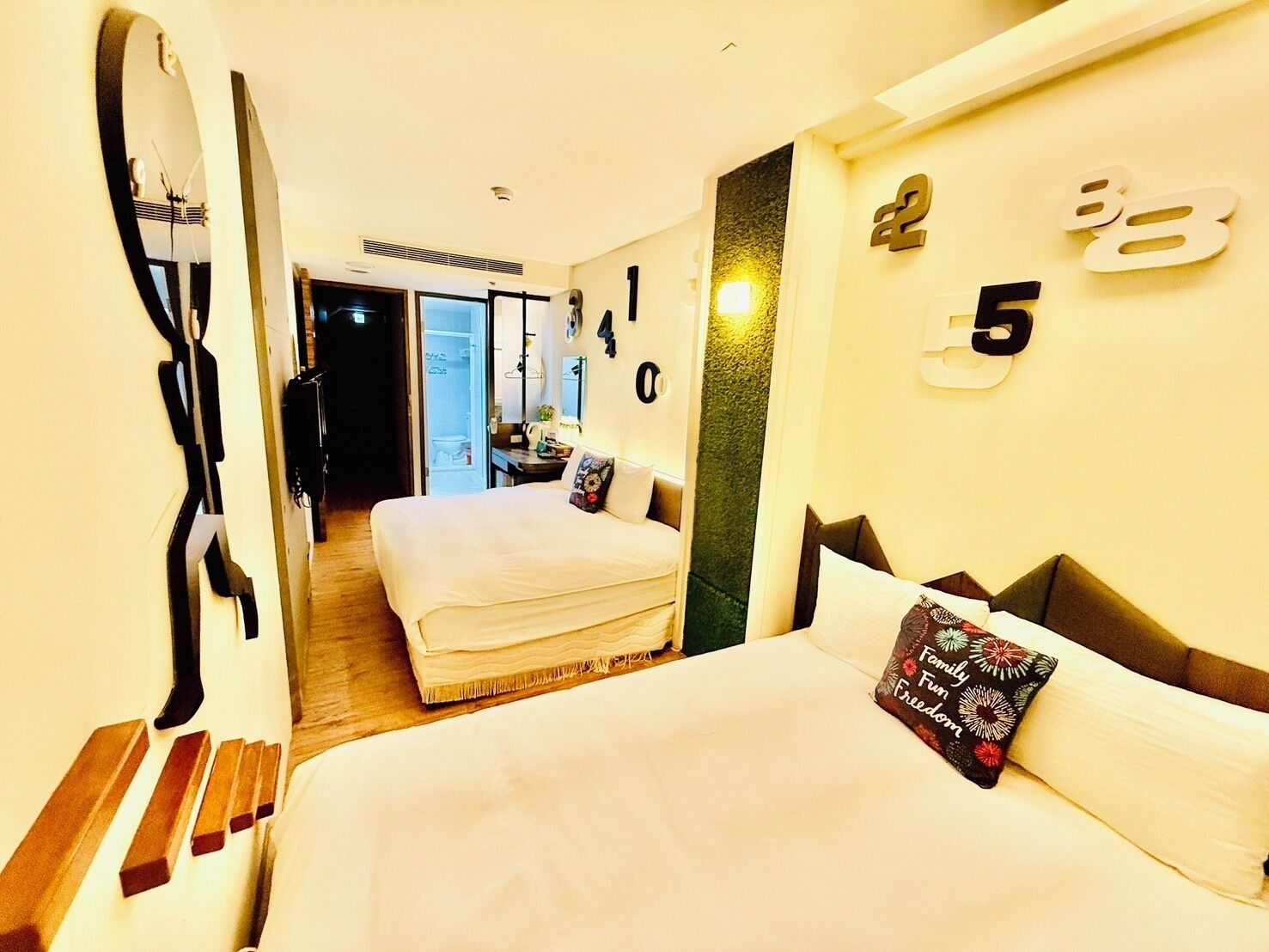 舒适四人房, 城市景观 | 办公桌、笔记本电脑工作区