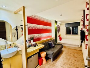 舒适双人房, 部分湖景 | 办公桌、笔记本电脑工作区