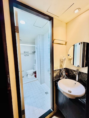 Habitación cuádruple Confort, vistas a la ciudad | Escritorio y espacio para trabajar con un portátil