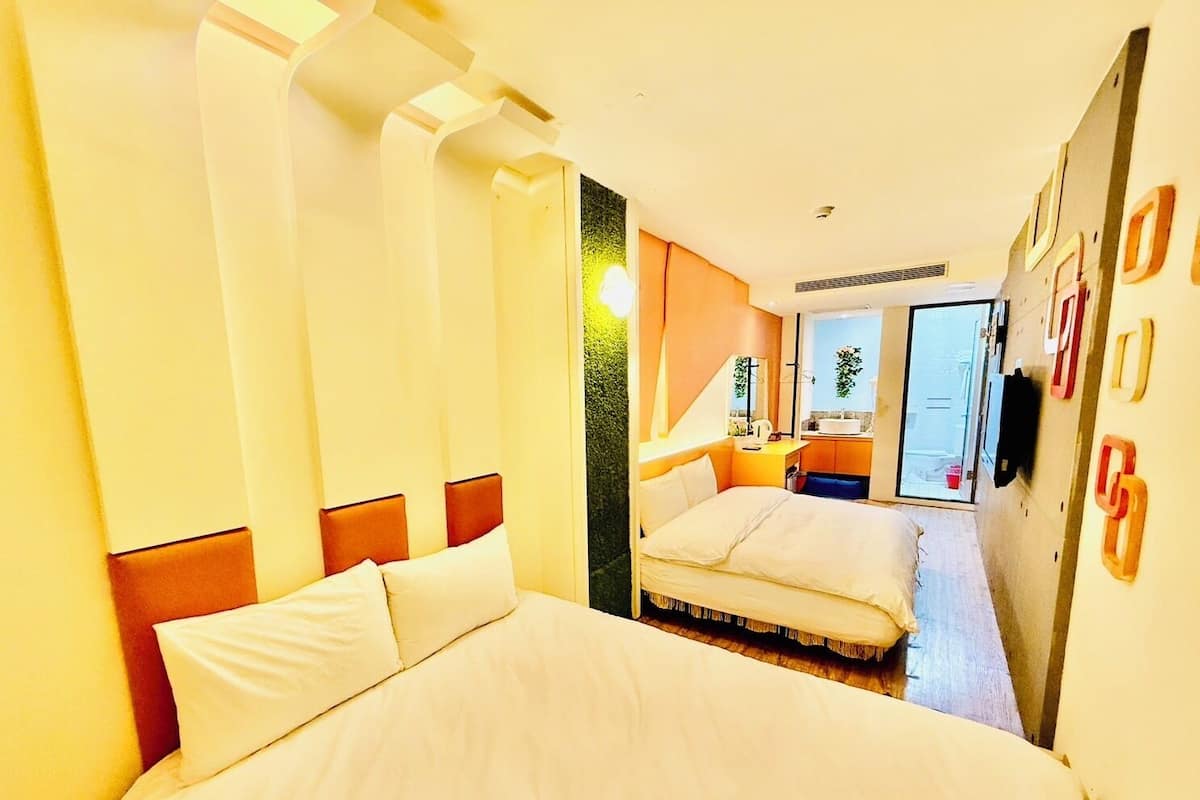 Quadrupla Comfort, vista città | Una scrivania, postazione laptop