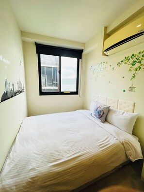 Chambre Confort double, vue partielle sur le lac | Bureau, espace de travail pour ordinateurs portables