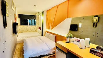 Comfort vierpersoonskamer, uitzicht op de stad | Een bureau, een laptopwerkplek