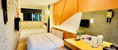 Comfort Quadruple Room, City View | Meja, ruang kerja komputer riba