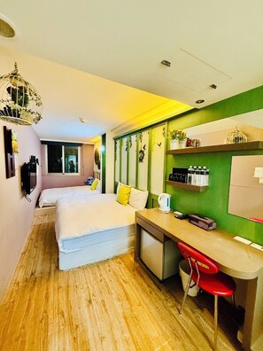 Comfort-Vierbettzimmer, Stadtblick | Schreibtisch, laptopgeeigneter Arbeitsplatz