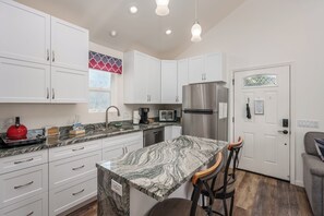 Fridge, microwave, dishwasher, coffee/tea maker - Relax in Luxury! ✯ Privacy ✯ Great Amenities! (Sedona)