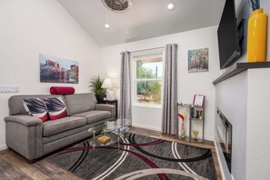 Smart TV, fireplace - Relax in Luxury! ✯ Privacy ✯ Great Amenities! (Sedona)