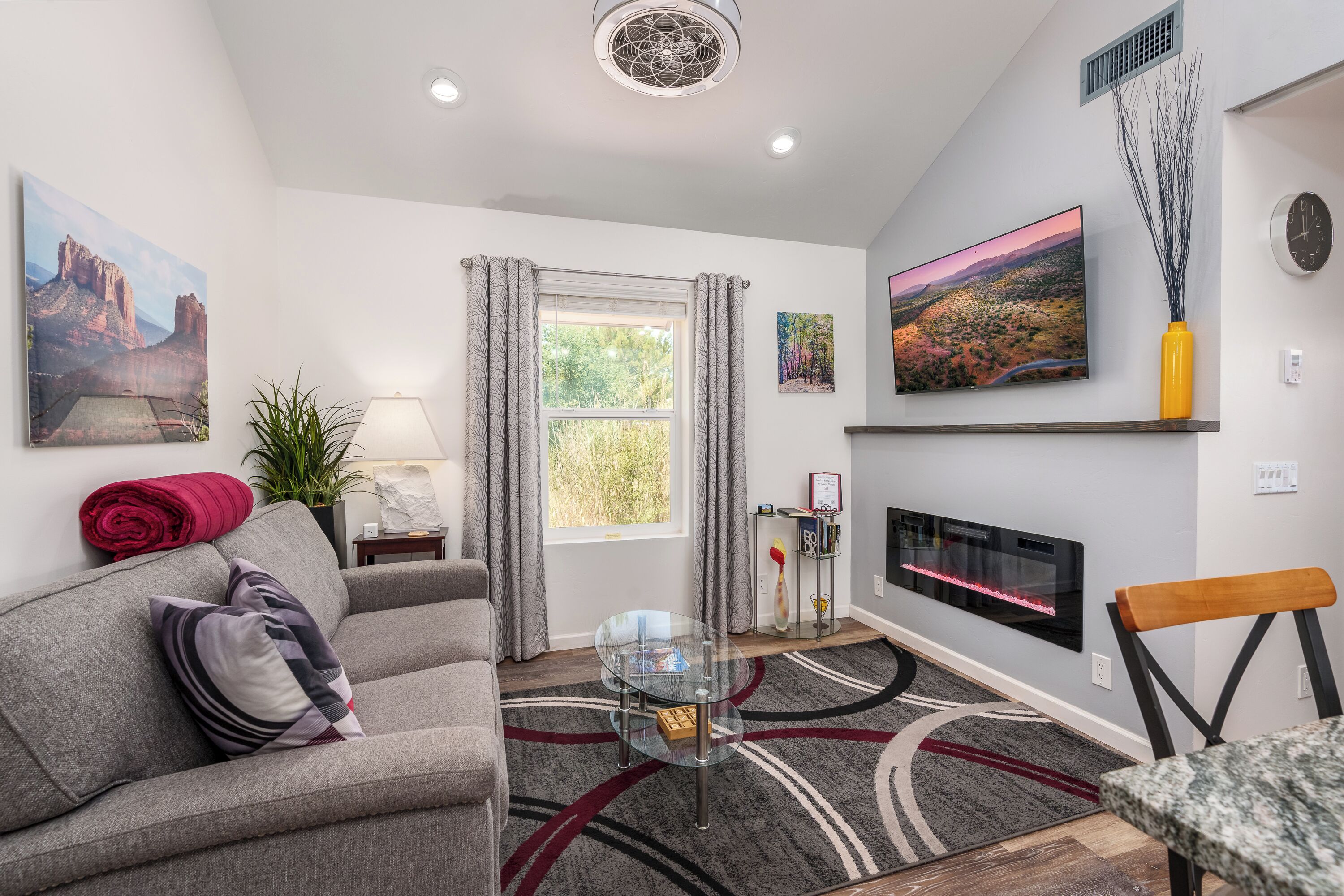Smart TV, fireplace