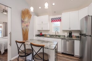 Fridge, microwave, dishwasher, coffee/tea maker - Relax in Luxury! ✯ Privacy ✯ Great Amenities! (Sedona)