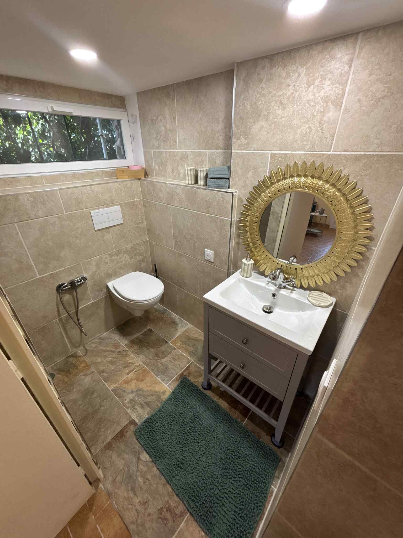 Secadora de cabello, toallas, jabón, papel de baño 