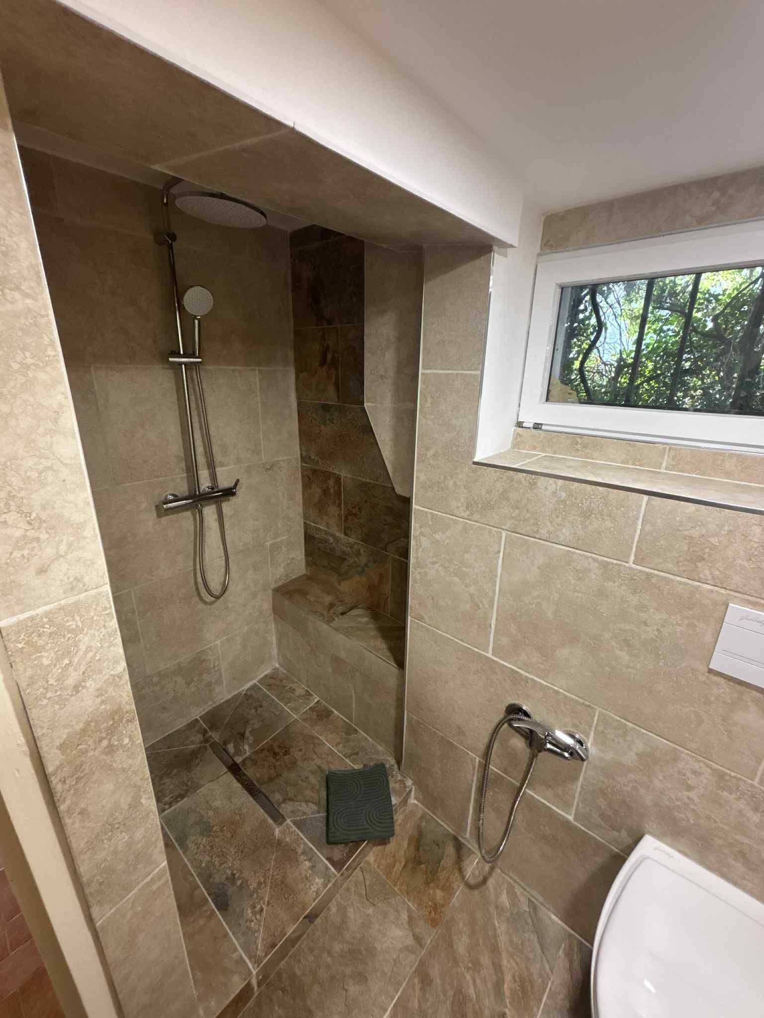 Een haardroger, handdoeken, zeep, toiletpapier