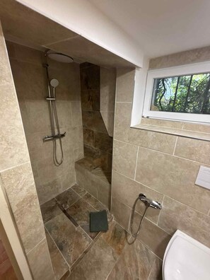 Hair dryer, towels, soap, toilet paper - Maisonnette des pensées with private entrance and garden (Carpentras)