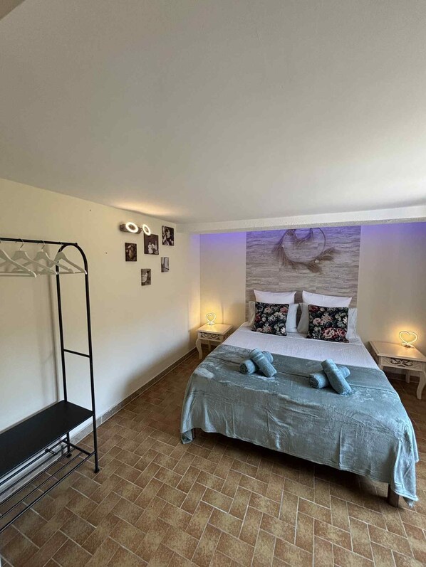 1 bedroom, iron/ironing board, WiFi, bed sheets - Maisonnette des pensées with entrance and private garden (Carpentras)