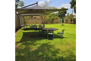 Outdoor dining - Bed & Breakfast Stella Suites by Kosewe (Nairobi County)