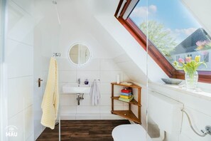 Shower, hair dryer, towels - Holiday Farm Mau - House 2 (Fehmarn)