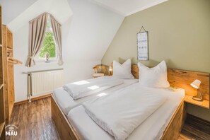 3 bedrooms, iron/ironing board, WiFi, bed sheets