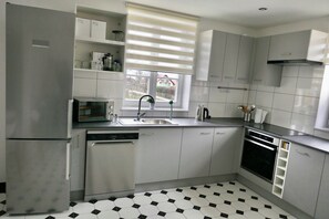 Fridge, microwave, stovetop, dishwasher