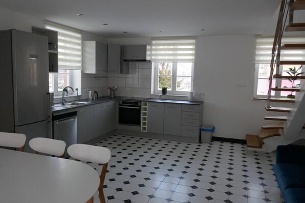 Fridge, microwave, stovetop, dishwasher