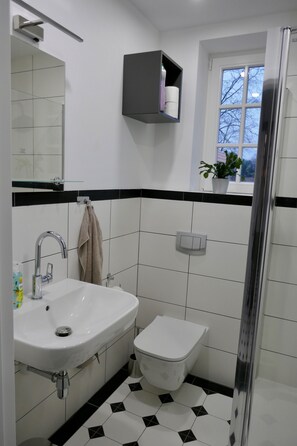 Dusj, hårføner, håndklær og såpe