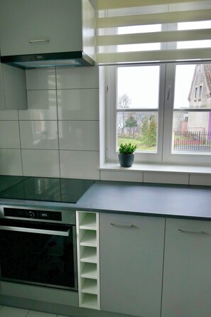 Kjøleskap, mikrobølgeovn, kokeplater og oppvaskmaskin