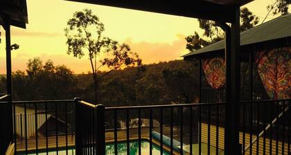 Swan Hills Retreat: Pool, Hikes, BBQ, Outdoor dining, Wifi and Netflix!
