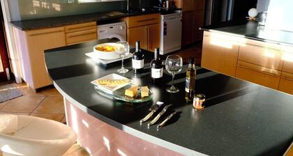 Swan Hills Retreat: Pool, Hikes, BBQ, Outdoor dining, Wifi and Netflix!