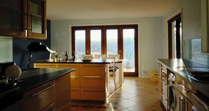 Swan Hills Retreat: Pool, Hikes, BBQ, Outdoor dining, Wifi and Netflix!