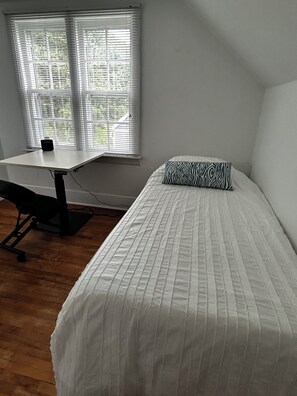 Tabla de planchar con plancha, wifi y ropa de cama