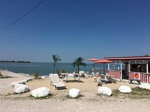 Ubicación frente a la playa con servicio de alquiler de kayaks, sillas de descanso y vista al mar.